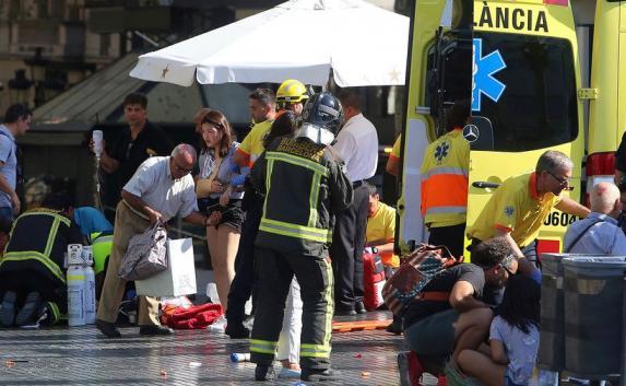 В Барселоне фургон «врезался» в толпу людей: 13 погибших и более 30 раненых (фото, видео)
